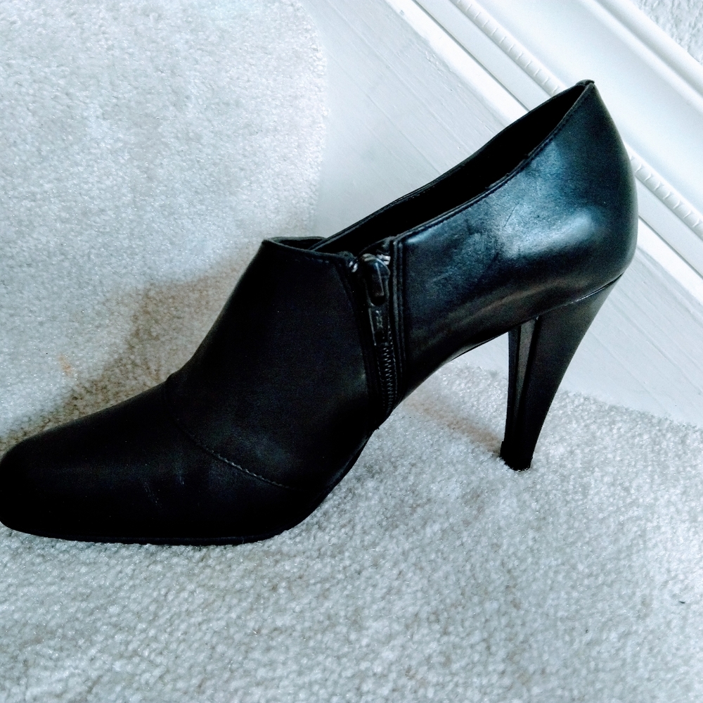 Black leather ankle booties with gold buckles size 7 - Picture 3 of 6